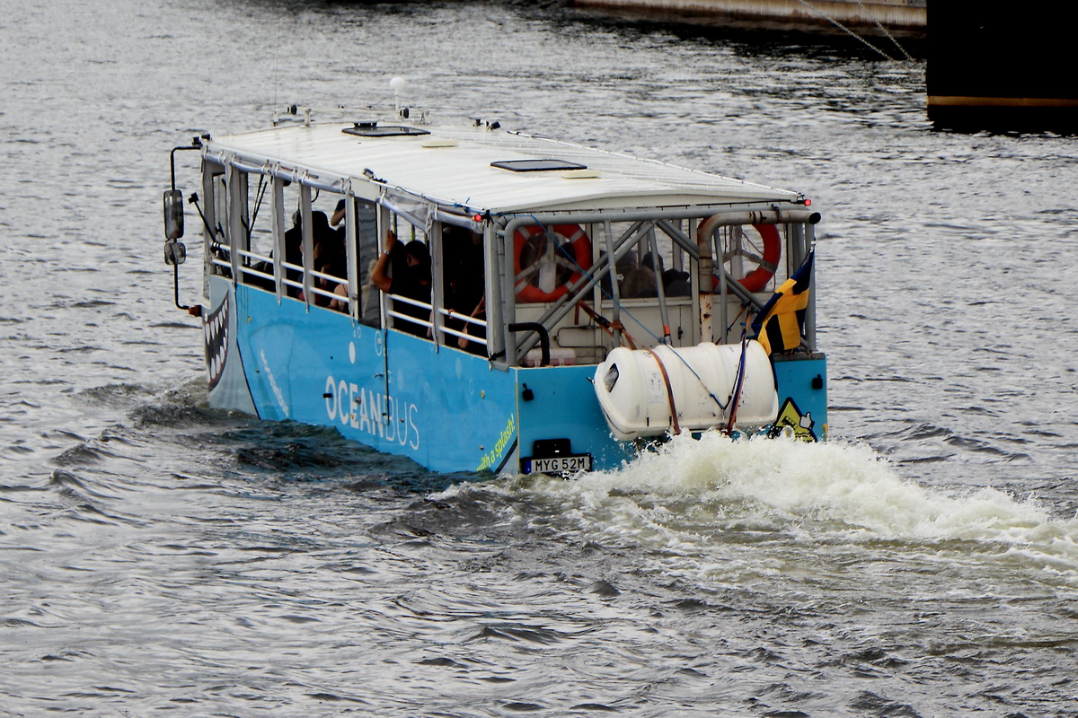 Der »Oceanbus« in Stockholm. Auf der Tour mit dem Amphibien-Bus, die rund 75 Minuten dauert, kann man die Sehenswürdigkeiten der Metropole zu Land und zu Wasser sehen. 