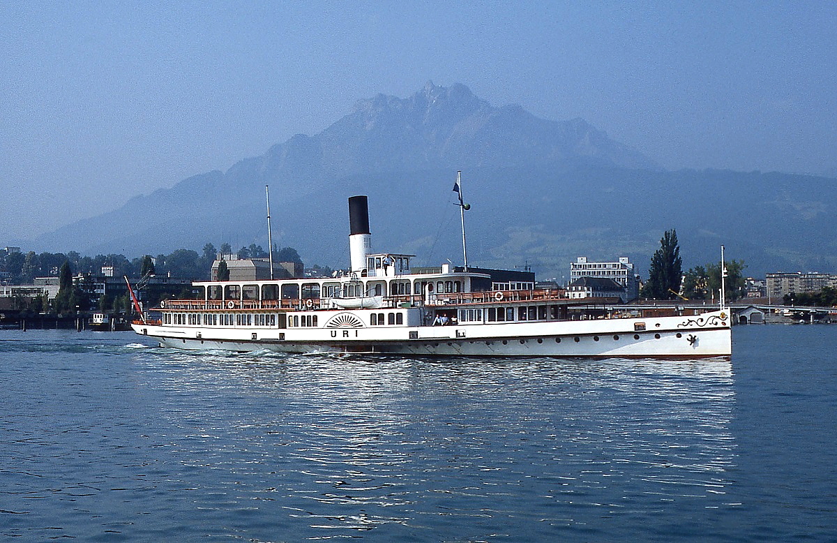 Der 1901 gebaute Schaufelraddampfer URI im Juli 1983 vor Luzern auf dem Vierwaldstättersee