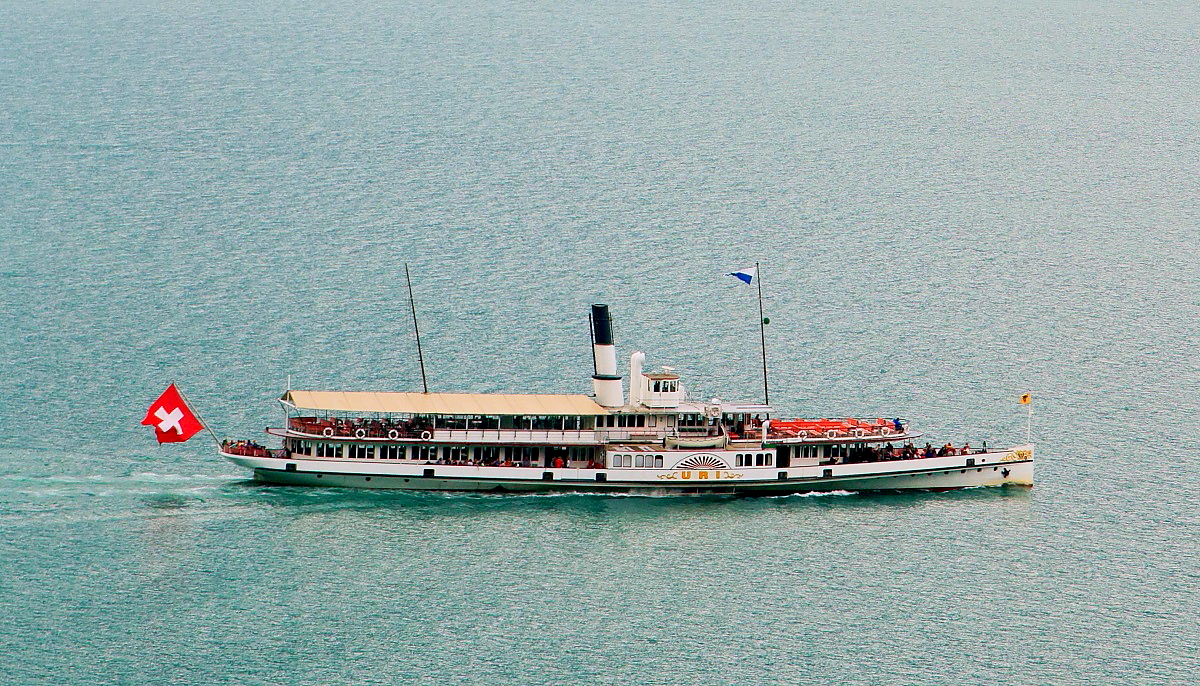 Der 1901 gebaute Schaufelraddampfer URI am 15.09.2016 bei Sisikon auf dem Vierwaldstättersee