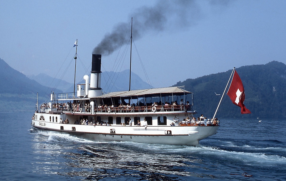 Der 1913 gebaute Schaufelraddampfer GALLIA, schnellster Raddampfer auf europäischen Binnenseen, im Juli 1983 auf dem Vierwaldstättersee