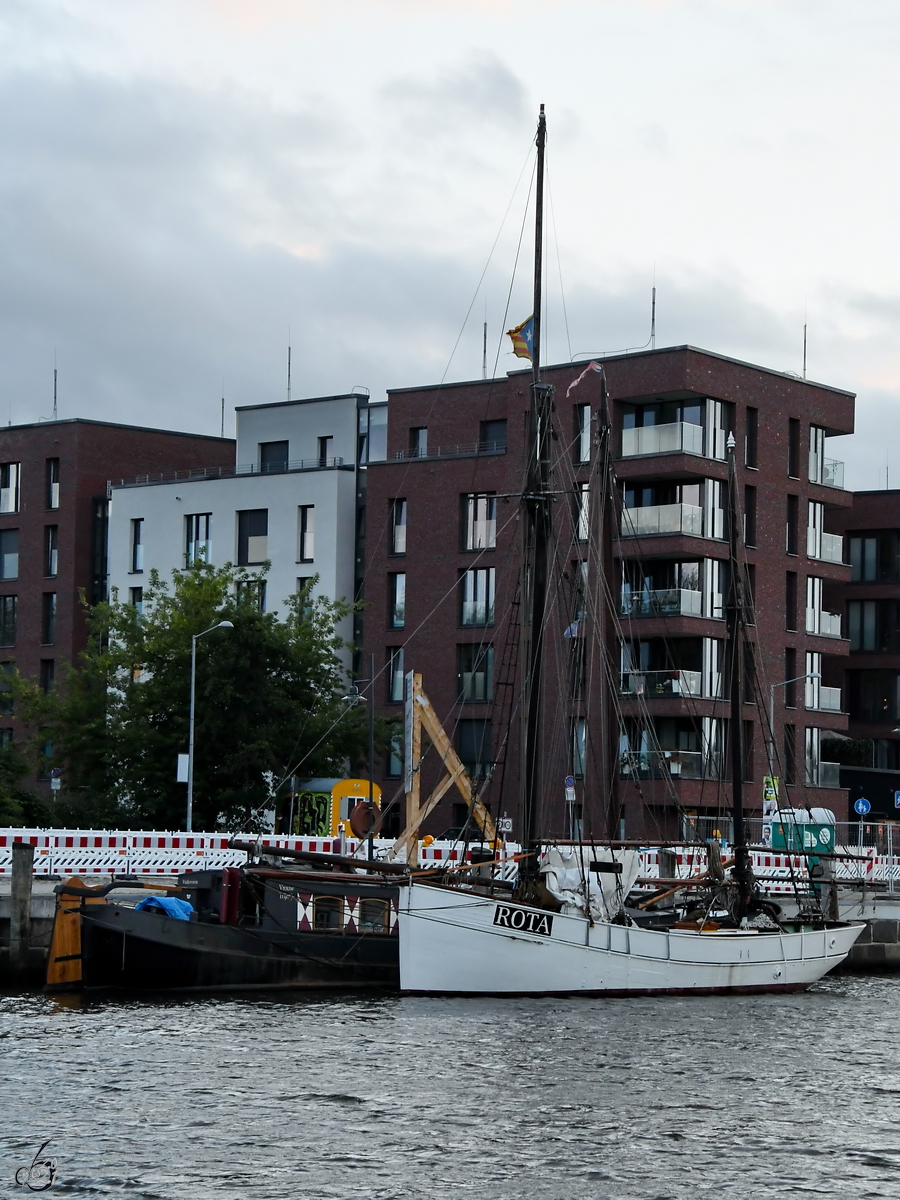 Der 1924 gebaute Haikutter ROTA und der 1910 gebaute Groninger Boltjalk VROUW TRIJNTJE sind hier zusammen im Hafen von Greifswald zu sehen. (August 2021)