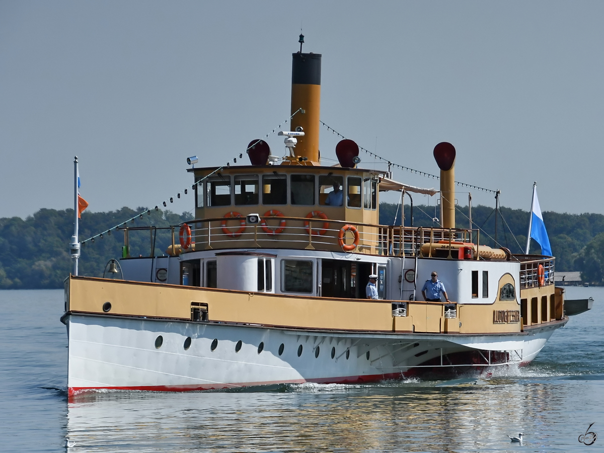 Der 1926 gebaute ehemalige Raddampfer LUDWIG FESSLER im August 2020 bei der Ankunft im Hafen Prien.