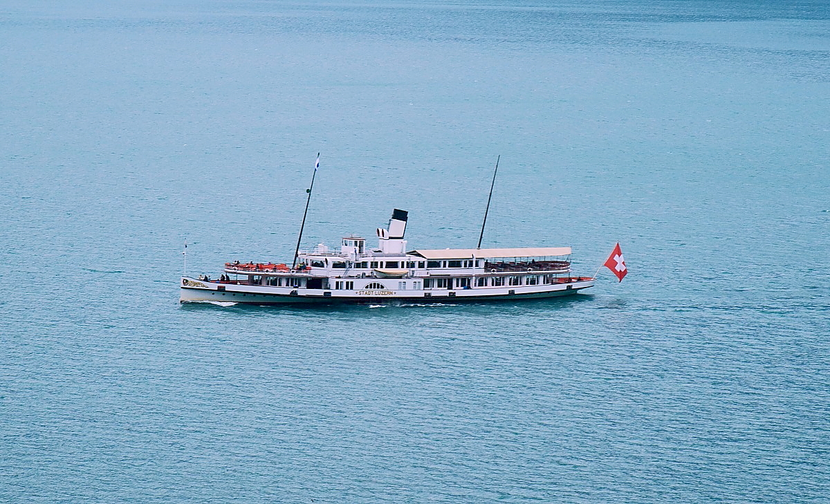 Der 1928 gebaute Schaufelraddampfer STADT LUZERN, letztes für einen schweizer See gebautes Dampfschiff, am 15.09.2016 bei Sisikon auf dem Vierwaldstättersee