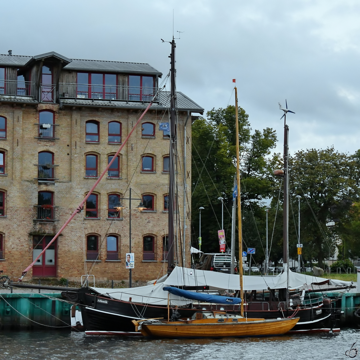 Der 1934 gebaute Rügenwalder Kutter (Gaffelketsch) ATLANTIC versteckt sich hinter einer Segelyacht. (Greifswald, August 2021)