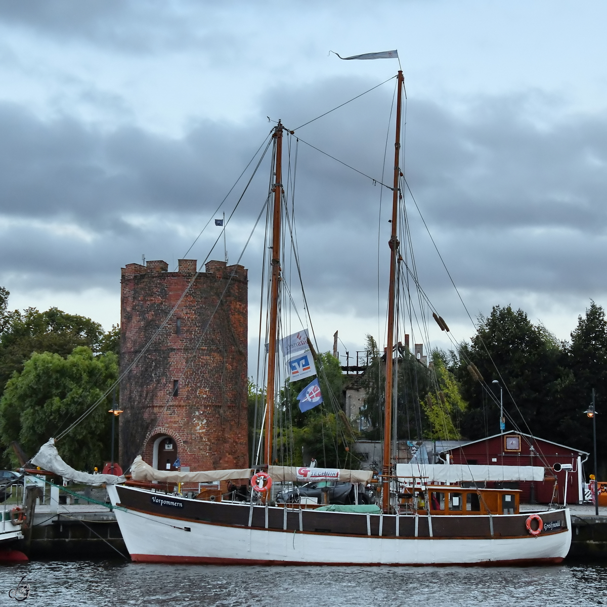 Der 1950 gebaute Gaffelschoner VORPOMMERN war Mitte August 2021 im Hafen von Greifswald zu sehen.