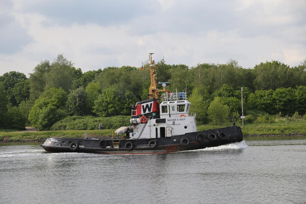 Der 1963 gebaute Schlepper TAUCHER O. WULF 8 war am 26.5.2020 um 17.05 Uhr auf dem Nord Ostsee Kanal bei Rendsburg in Richtung Kiel Holtenau unterwegs.