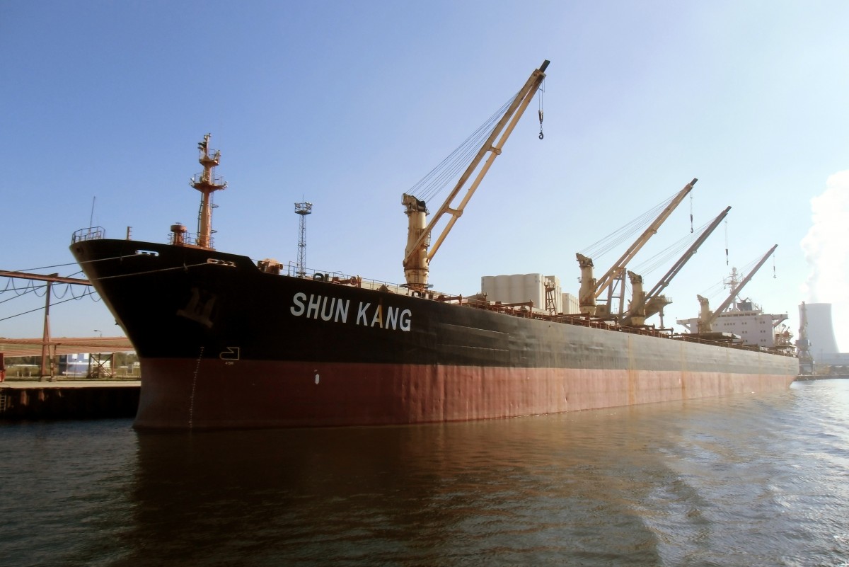 Der 230m Bulker Shun Kang am 03.10.15 in Rostock