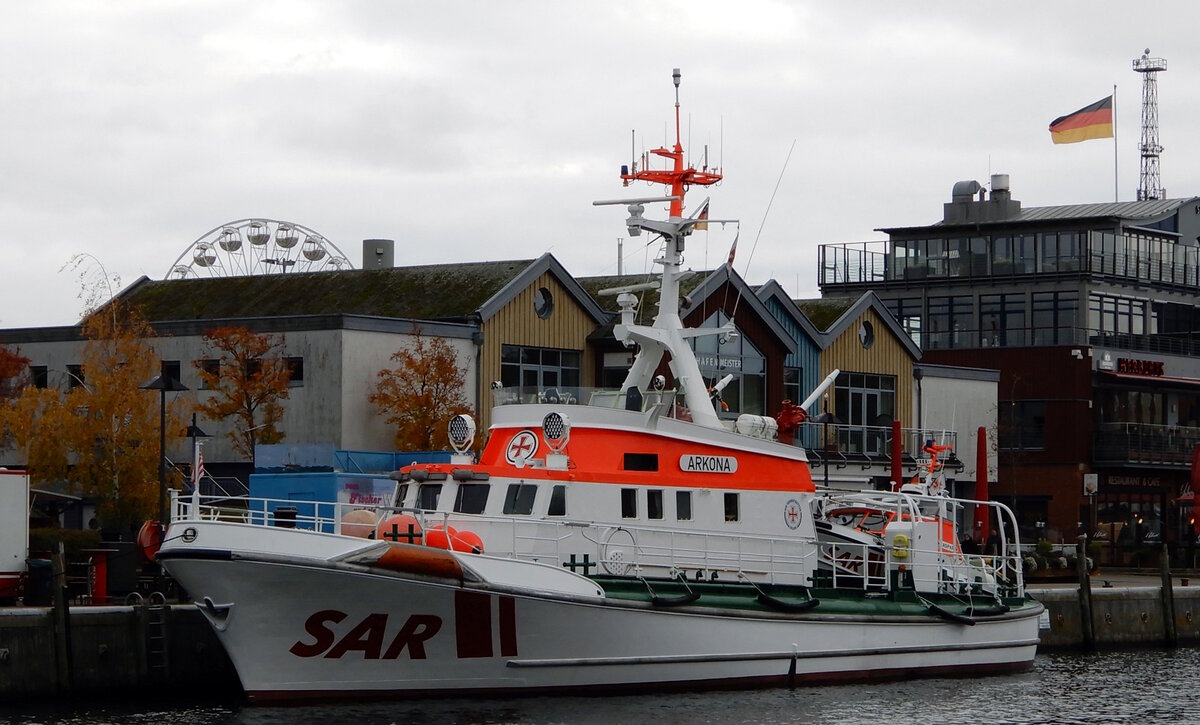 Der 27m lange Seenotkreuzer ARKONA am 10.11.23 in Rostock