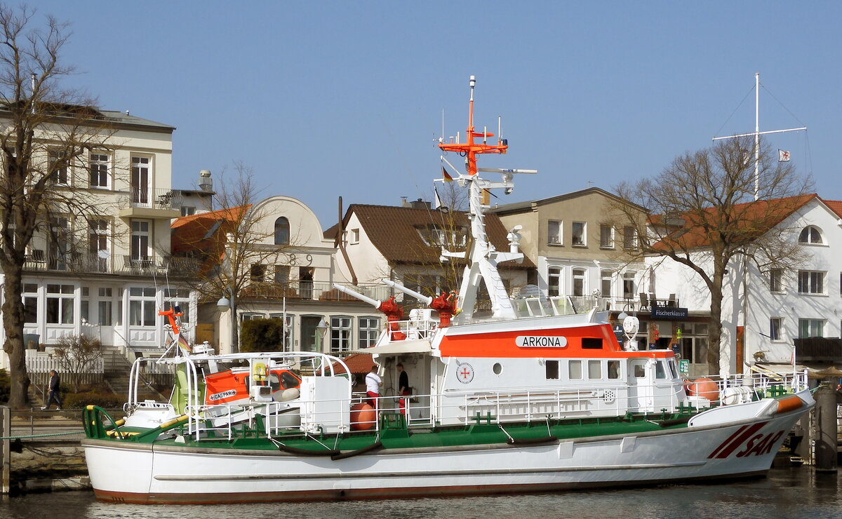 Der 28m lange SAR Seenotkreuzer ARKONA der DGzRS am 25.03.22 in Rostock