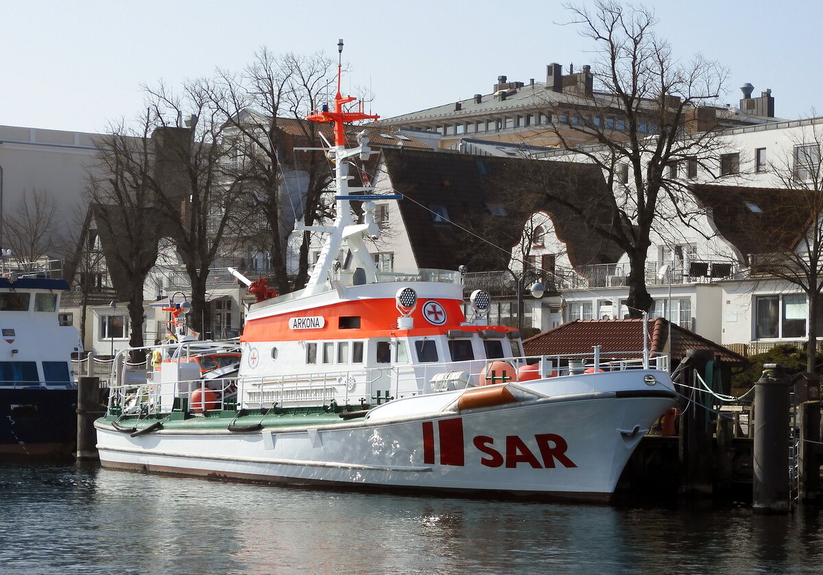 Der 28m lange SAR Seenotkreuzer ARKONA der DGzRS am 25.03.22 in Rostock