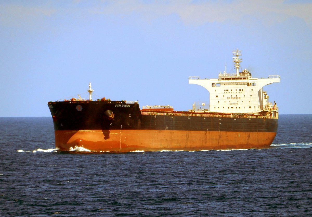 Der 291m lange Bulker Polymnia am 04.06.17 im westlichen Ärmelkanal in Fahrtrichtung Atlantik