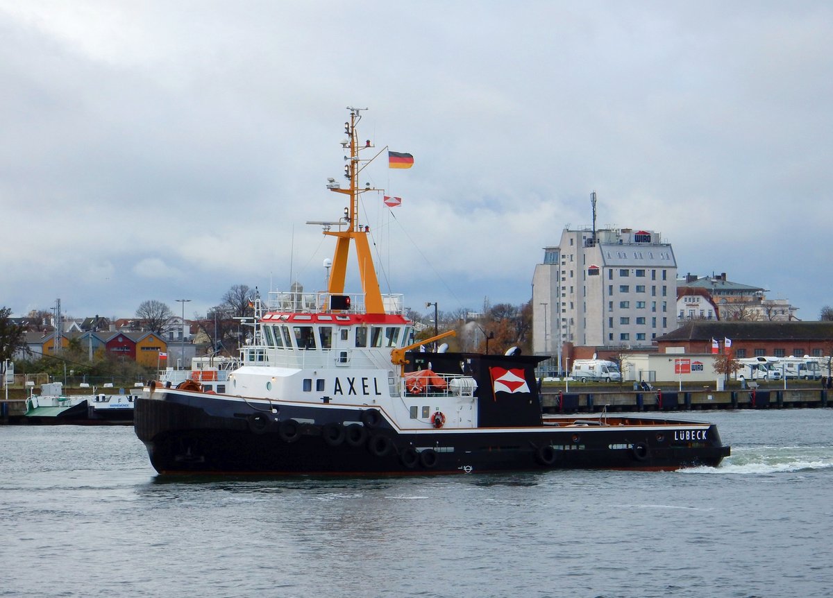 Der 29m lange Schlepper AXEL am 11.11.17 in Rostock.