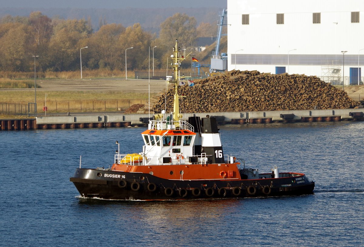 Der 29m lange Schlepper BUGSIER 16 am 07.11.18 in Rostock