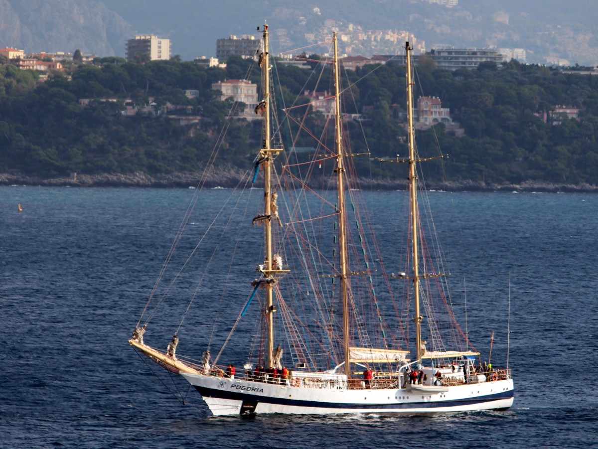 Der 3 Master Pogoria am 28.10.2013 bei der Einfahrt in den Hafen Monte Carlo.