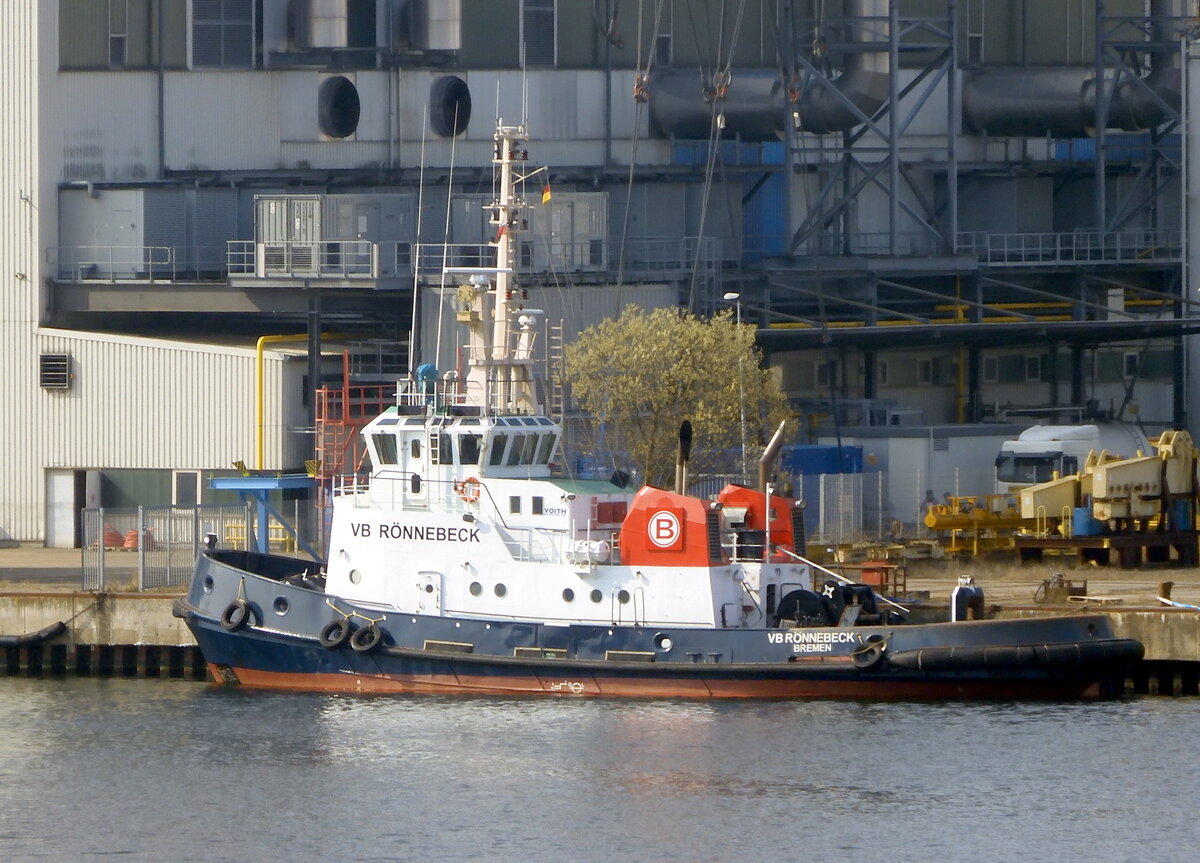 Der 30m lange Schlepper VB ROENNEBECK am 24.03.22 in Rostock