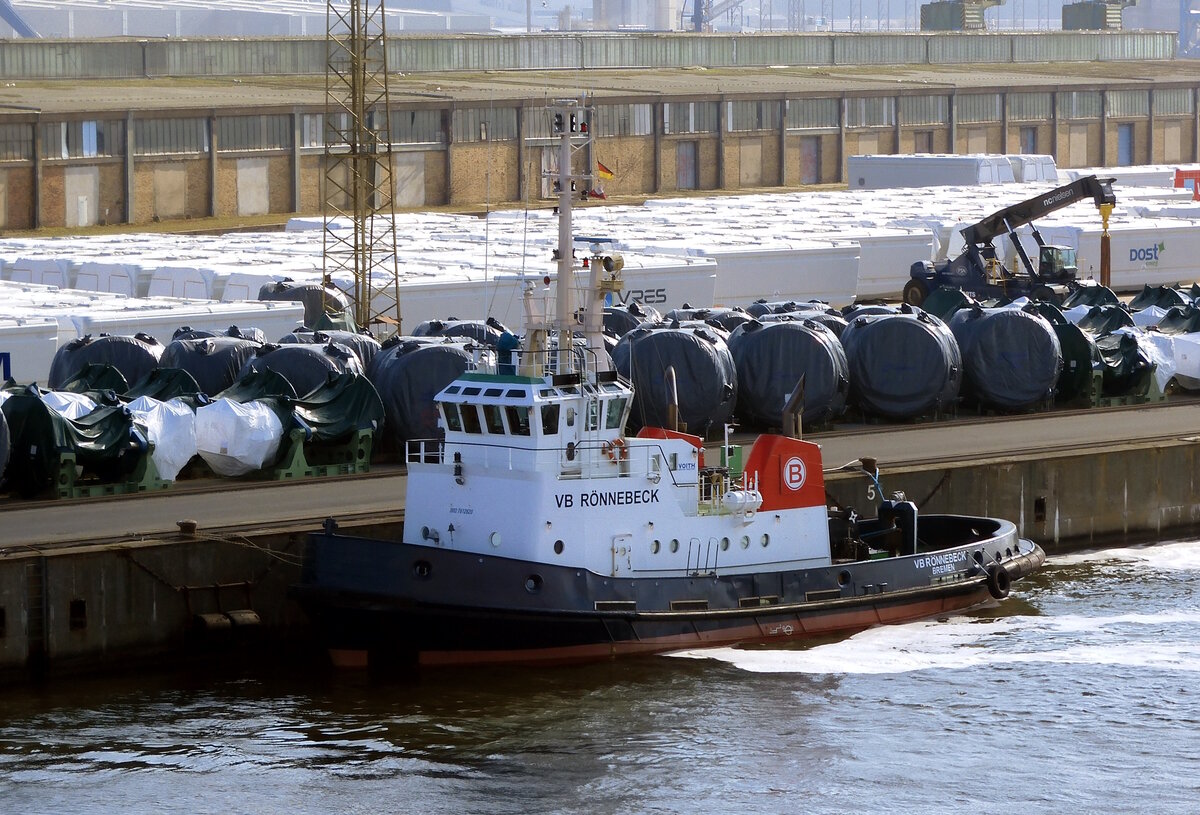 Der 30m lange Schlepper VB ROENNEBECK am 07.03.24 in Rostock