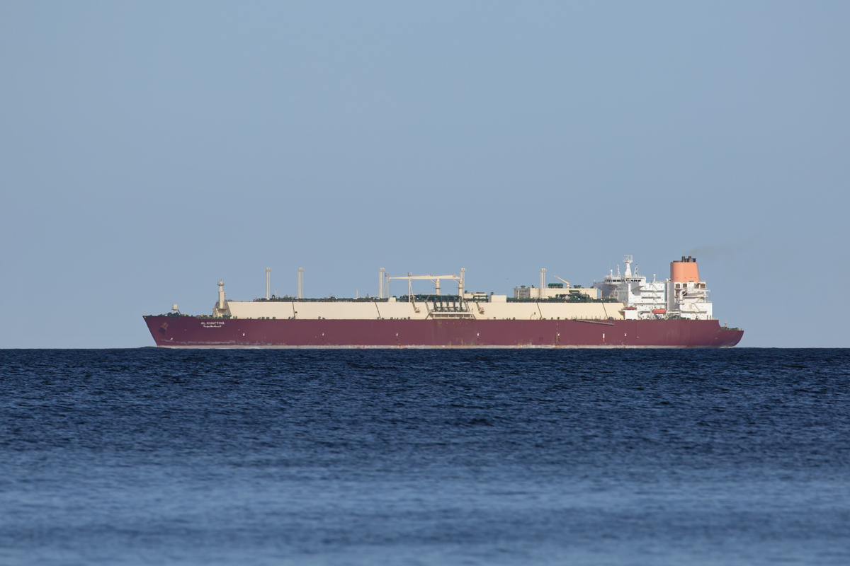 Der 315,0m lange LNG-Tanker AL KHATTIYA (IMO 9431111) vor Usedom von Swinemünde kommend. - 05.05.2019