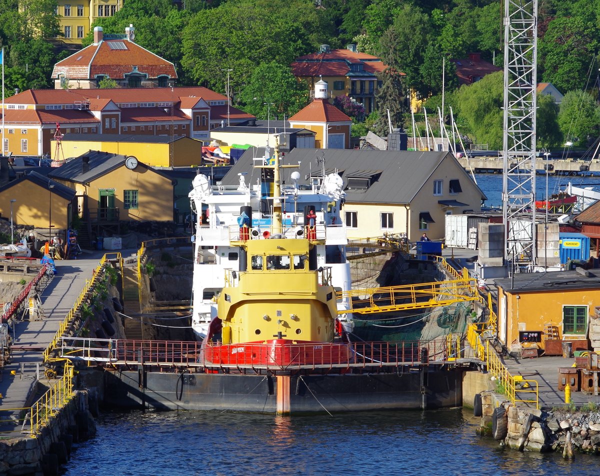 Der 31m lange Schlepper Järven am 21.05.18 in Stockholm im Trockendock