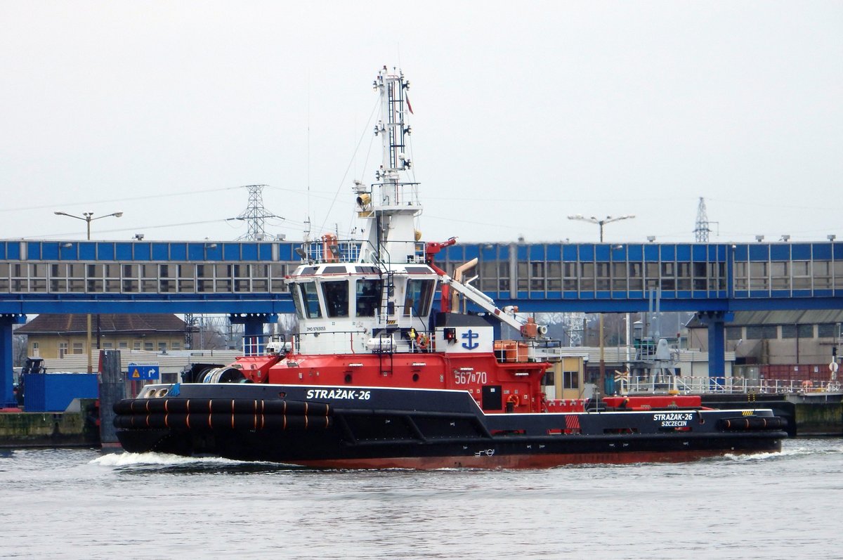 Der 32m lange Schlepper STRAZAK 26 am 23.03.18 in Swinemünde (Polen)