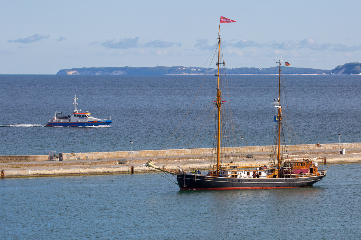 Der 36 Meter lange Zweimaster SEUTE DEERN im Hafen von Sassnitz, links davon auf der Prorer Wiek die GRANITZ der WSP. - 14.05.2019