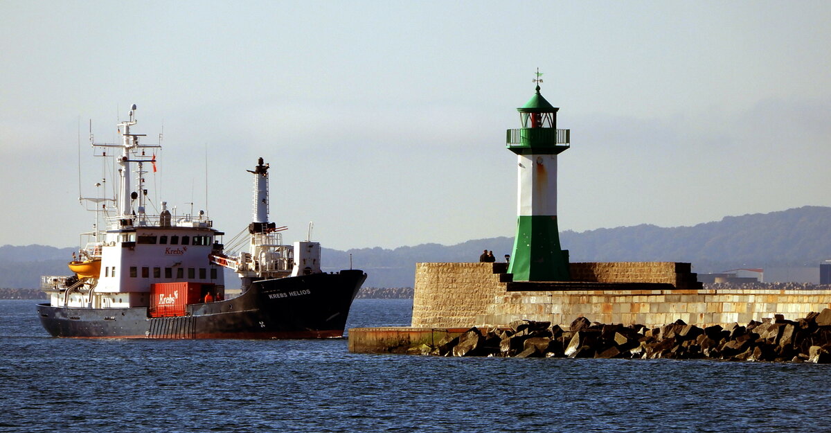 Der 49m lange Mehrzweckfrachter KREBS HELIOS am 07.10.21 eingehend Sassnitz