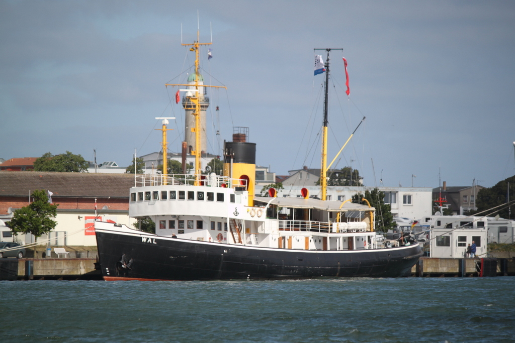 Der 50 m lange Dampf-Eisbrecher  Wal  lag am Vormittag des 07.07.2018 in Warnemünde.