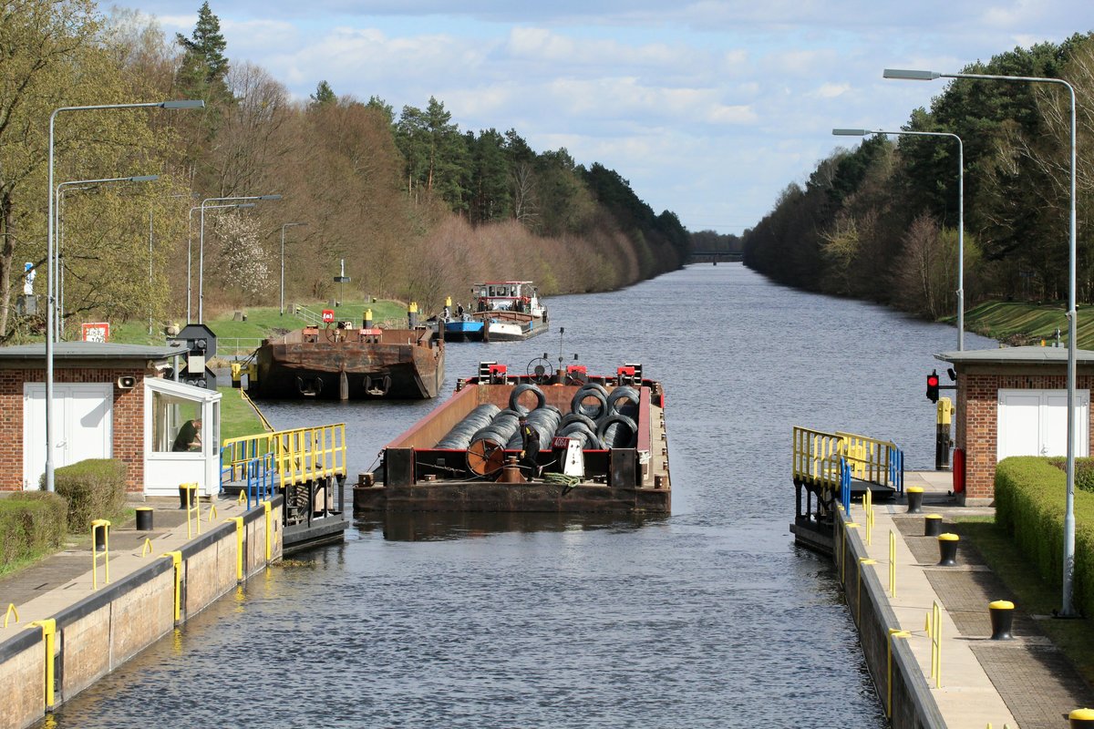 Der 65m lange leichter 4064 wurde einzeln in der Schleuse Schönwalde/Havelkanal geschleust und im Anschluß per Seilwinde aus der Kammer gezogen. 06.04.2017.