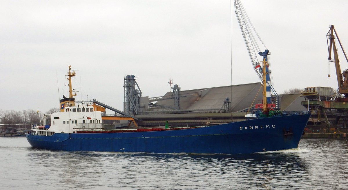 Der 72m lange Stückgutfrachter SAN REMO am 23.03.18 in Swinemünde.