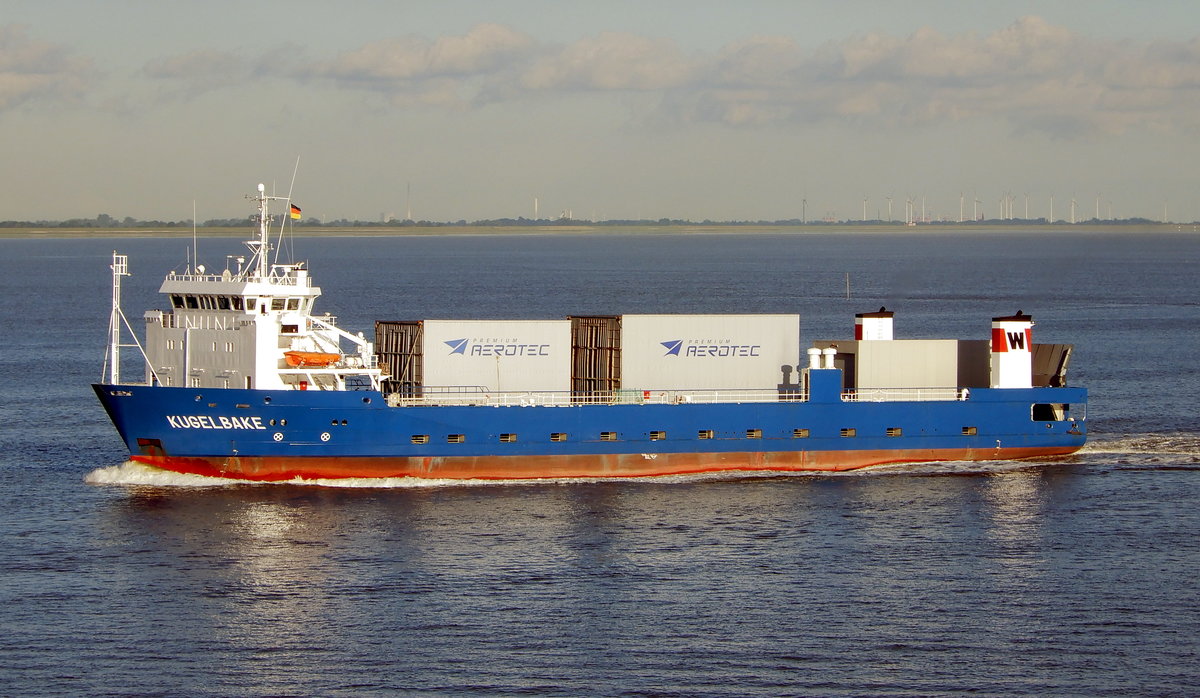 Der 79m lange RoRo Frachter Kugelbake in Bremerhaven am 22.06.19