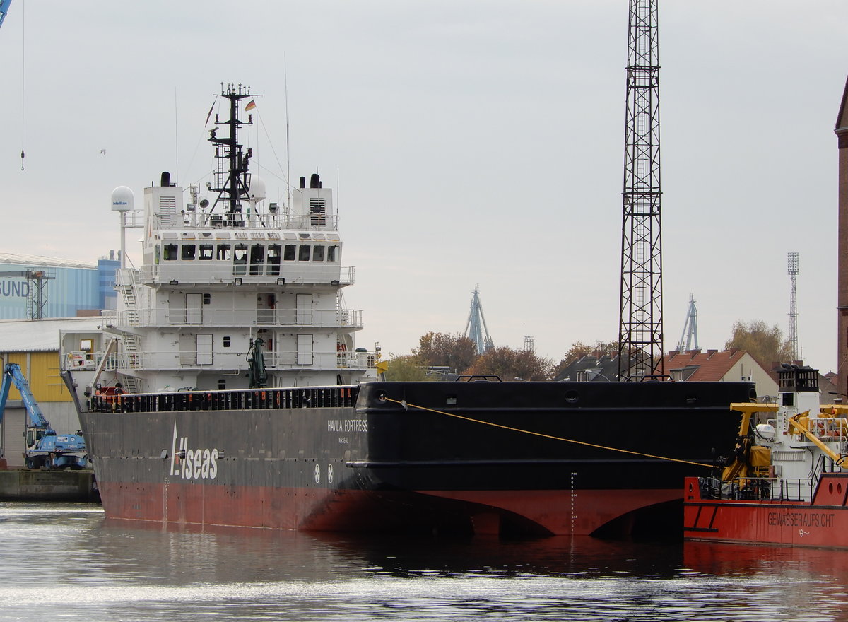 Der 83m lange Off-Shore Versorger HAVILA FORTRESS am 25.10.19 in Stralsund