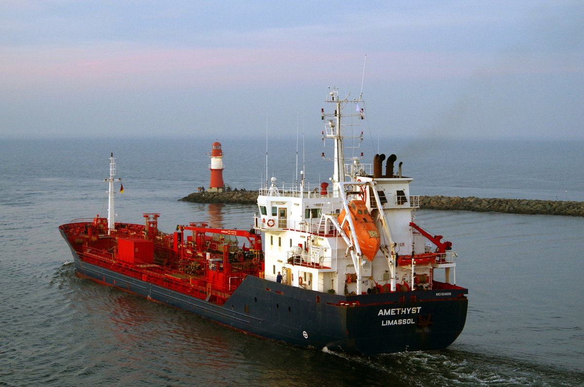 Der 92m lange Chemikalientanker AMETHYST am 07.11.18 ausgehend Rostock