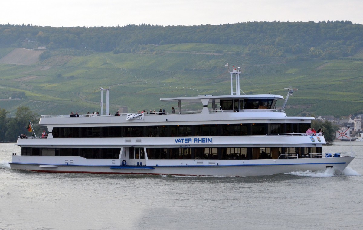 Der alte „Vater Rhein“ schippert als Ausflugsschiff  in seinem Bett, beobachtet bei Bingen am 29.09.2013. Sein Heimathafen ist Bingen.