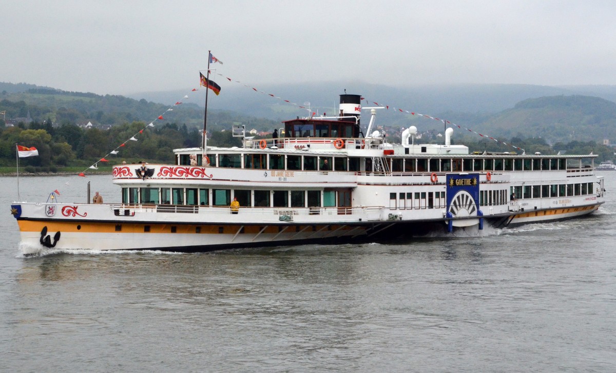 Der Alte Herr von Goethe. Das alte Flaggschiff, ein Schaufelraddampfer von 1913 der KD (Kln-Dsseldorfer) noch immer auf Tour. Am 27.09.2013 bei Braubach auf dem Rhein. Technische Daten: Indienststellung 04.08.1913, Lnge 83,25m, Breite  8,25m, ber Radksten 15,70 m,  Seitenhhe 2,80m, Besatzung 35, Passagiere bis 990.