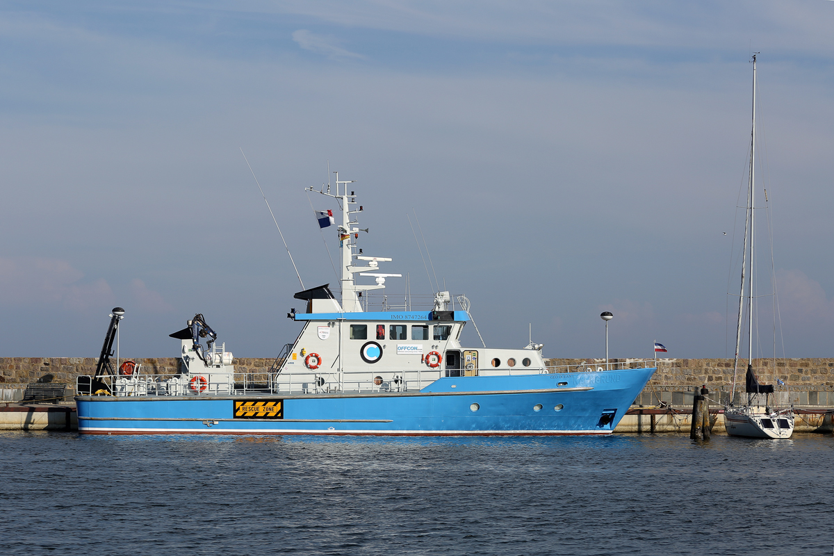 Der an der Sassnitzer Ostmole liegende ehm. Zollkreuzer KALKGRUND in neuem Anstrich und umbenannt in GEO OCEAN 1 (IMO 8747264). - 28.07.2018
