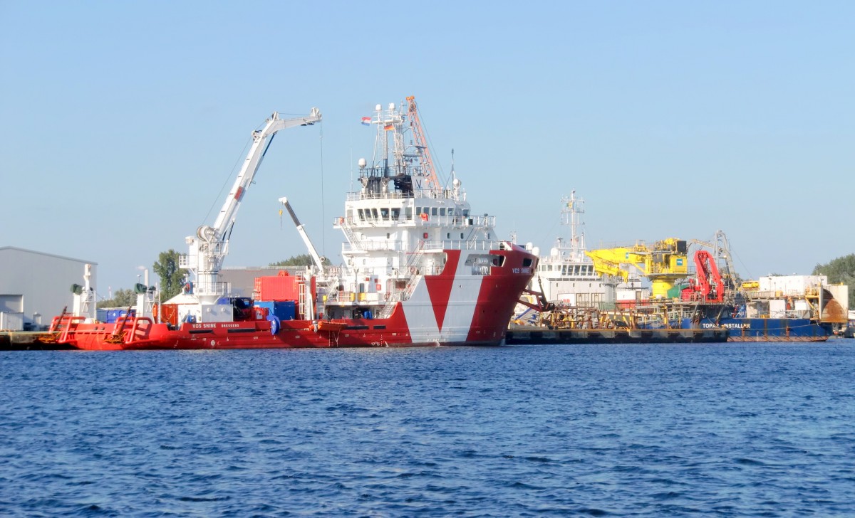 Der Ankerzieher  VOS SHINE  und rechts der Kabelleger  TOPAZ INSTALLER  am
Hannover-Kai in Wilhelmshaven im September 2013. Gruss Gnter