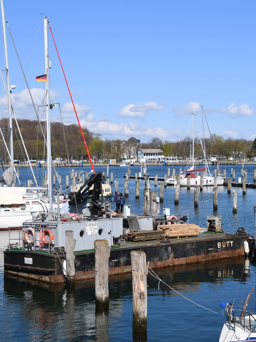 Der Arbeitsponton Butt (ENI: 05104650) Anfang April 2019 in Travemünde.