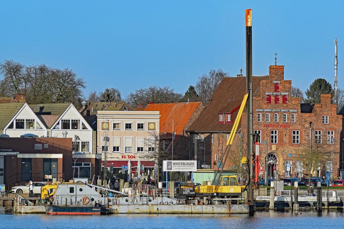 Der Arbeitsponton  Hiev Up  (ENI: 04806190)am 11.1.2020 in Lübeck-Travemünde