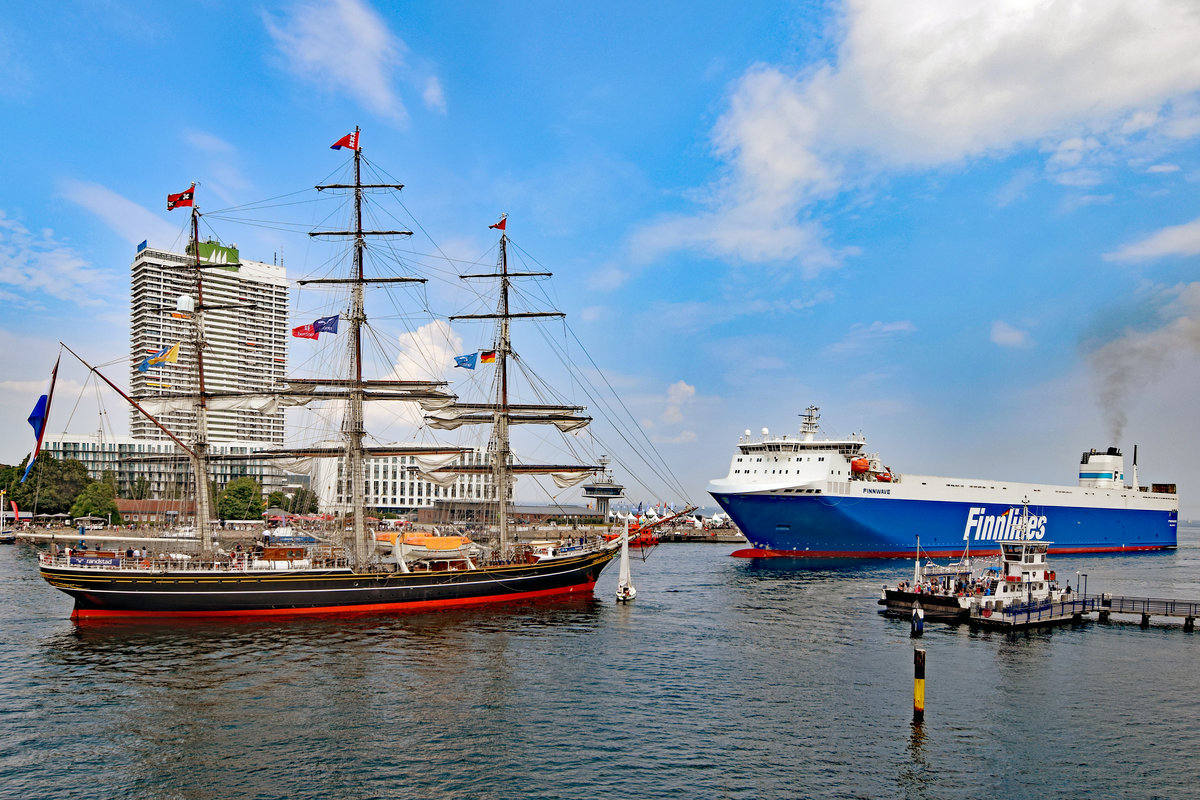 Der aus Lübeck-Travemünde laufenden STAD AMSTERDAM kommt die Finnlines-Fähre FINNWAVE entgegen. Aufnahme vom 22.07.2018