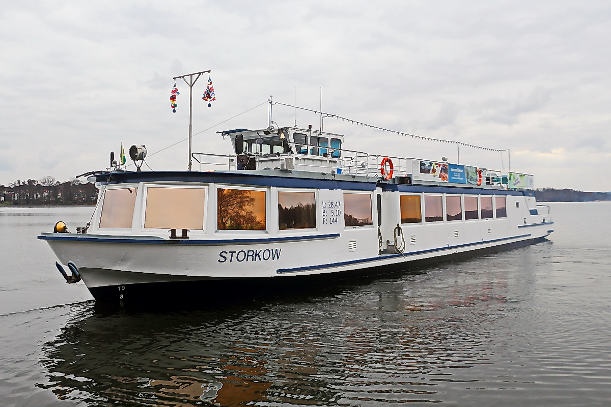 Der Ausflugsdampfer Storkow bei der Ausfahrt von der Anlegestelle in  Bad Saarow am Scharmützelsee am 06. März 2022.