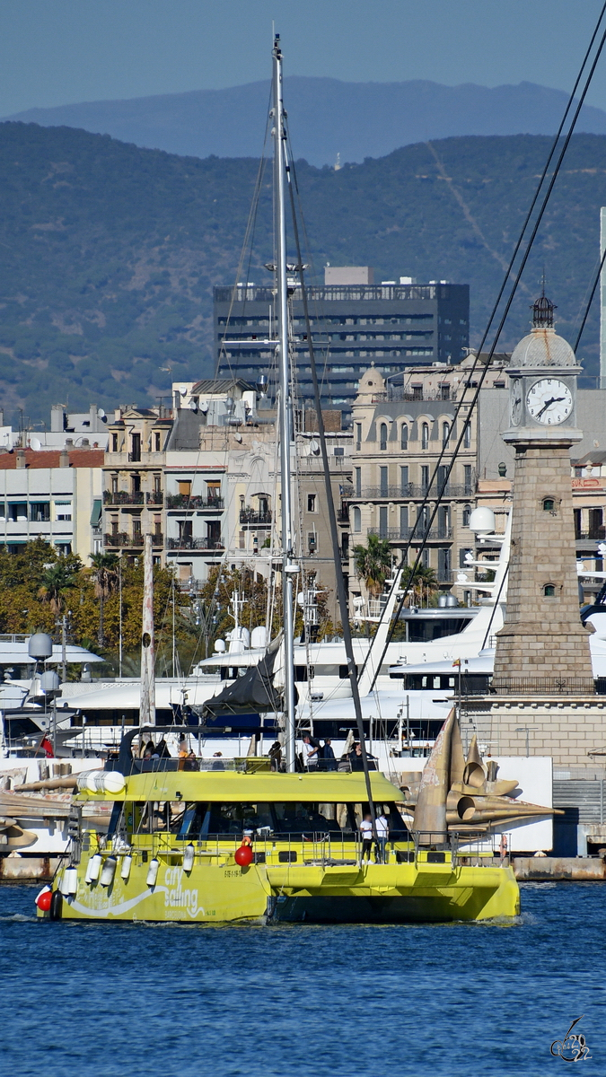 Der Ausflugskatamaran ECO SAIL (MMSI: 225989928) verlässt den Hafen, so gesehen Anfang November 2022 in Barcelona.