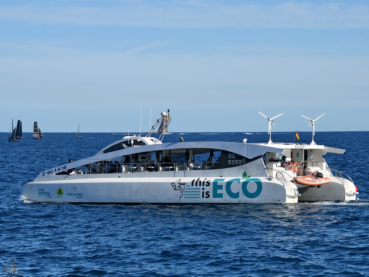 Der Ausflugskatamaran ECO SLIM (MMSI: 225985811) auf Sightseeing-Tour, so gesehen Anfang November 2022 in Barcelona.