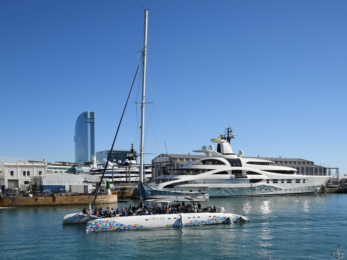 Der Ausflugskatamaran ORSOM (MMSI: 224011330) kehrt von einer Hafenrundfahrt zurück, so gesehen Anfang November 2022 in Barcelona.