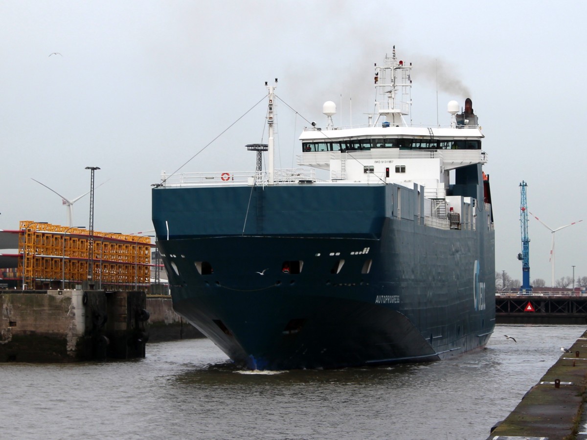 Der Autotransporter Autoprogress am 10.02.2014 bei der Ausfahrt aus der Nordschleuse von Bremerhaven.