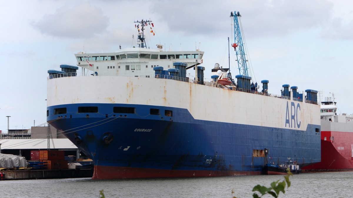 Der Autotransporter Courage am 05.08.2014 im Hafen von Bremerhaven.