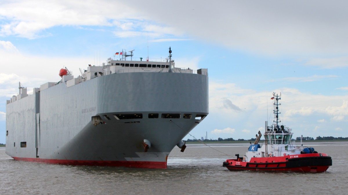 Der Autotransporter Georgia Highway mit dem Schlepper RT Rob bei der Einfahrt in die Nordschleuse von Bremerhaven am 13.08.2013