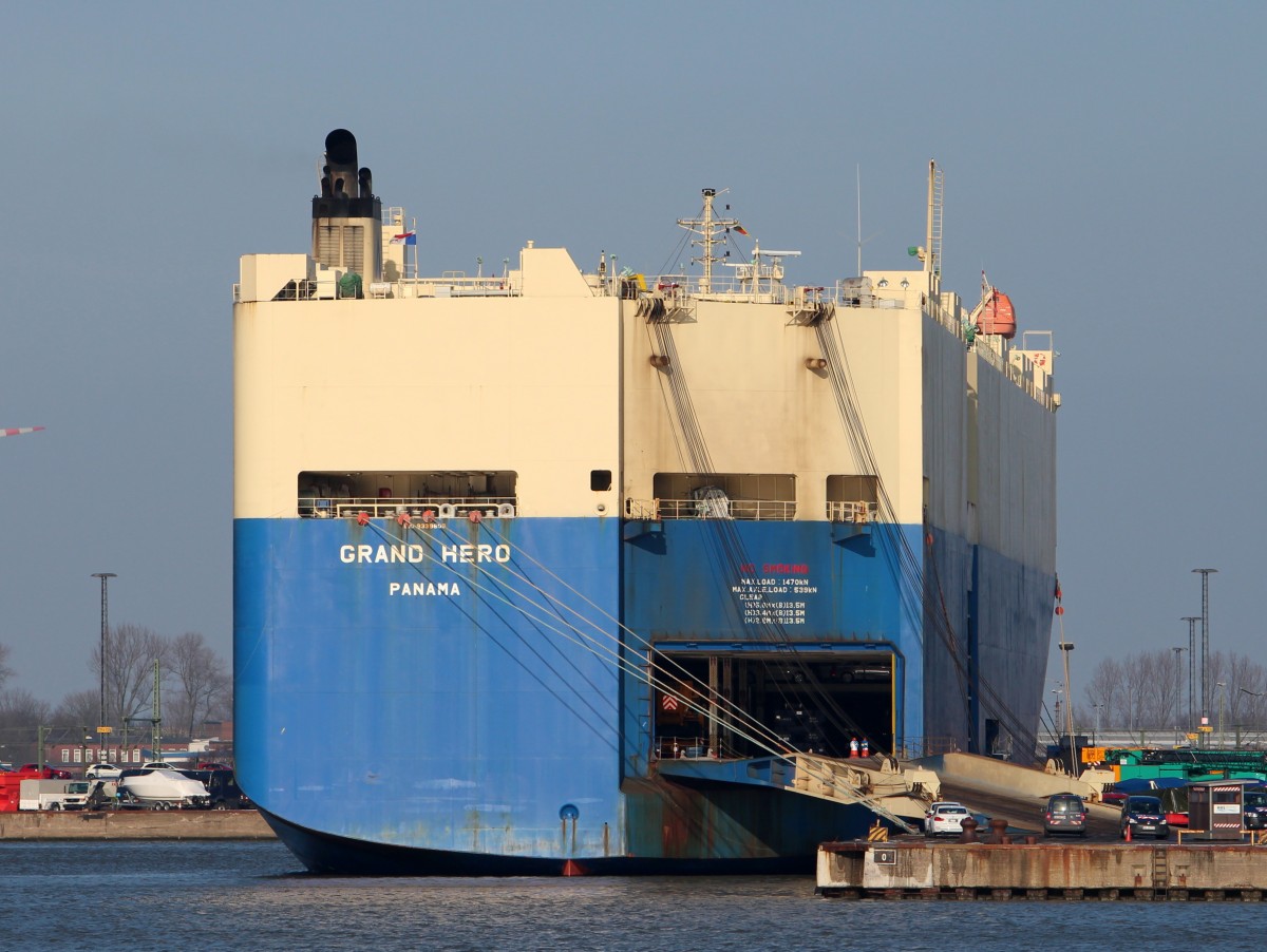 Der Autotransporter Grand Hero am 28.01.2014 im Hafen von Bremerhaven. Sie ist 199m lang und 32m breit.
