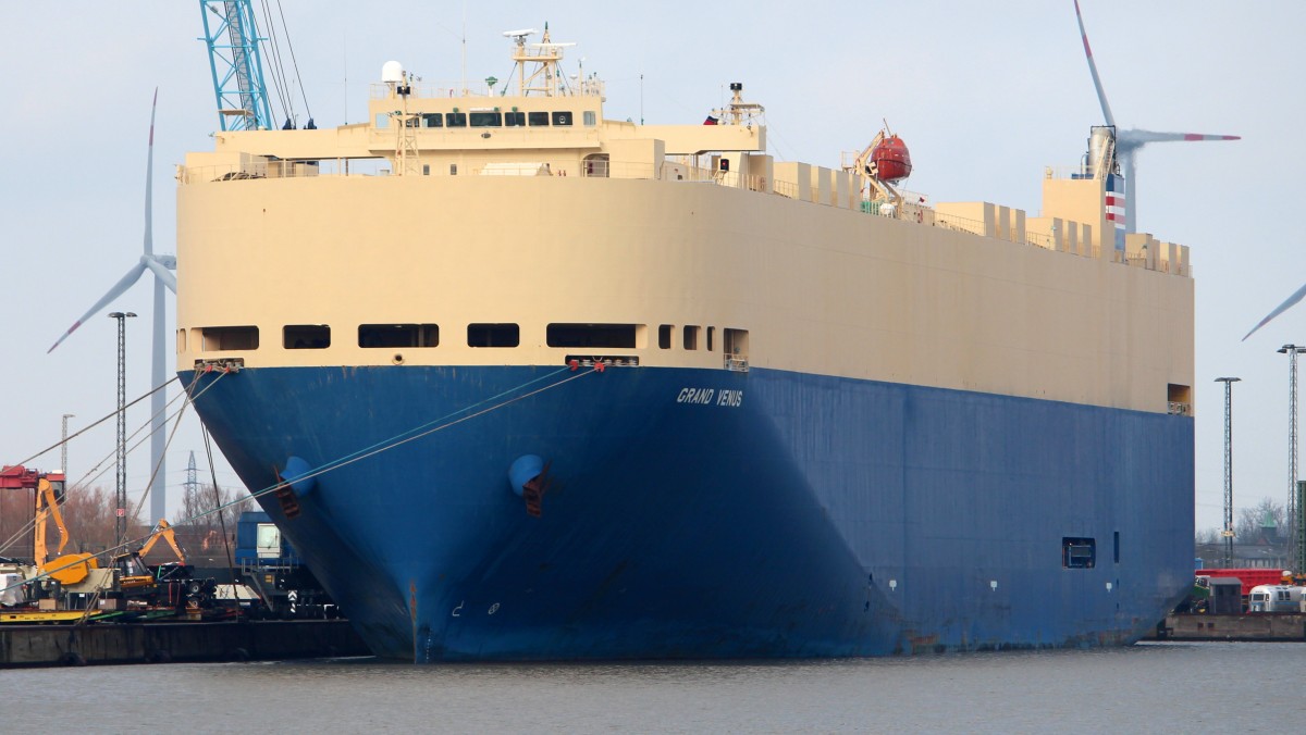 Der Autotransporter Grand Venus am 29.12.2013 im Hafen von Bremerhaven.