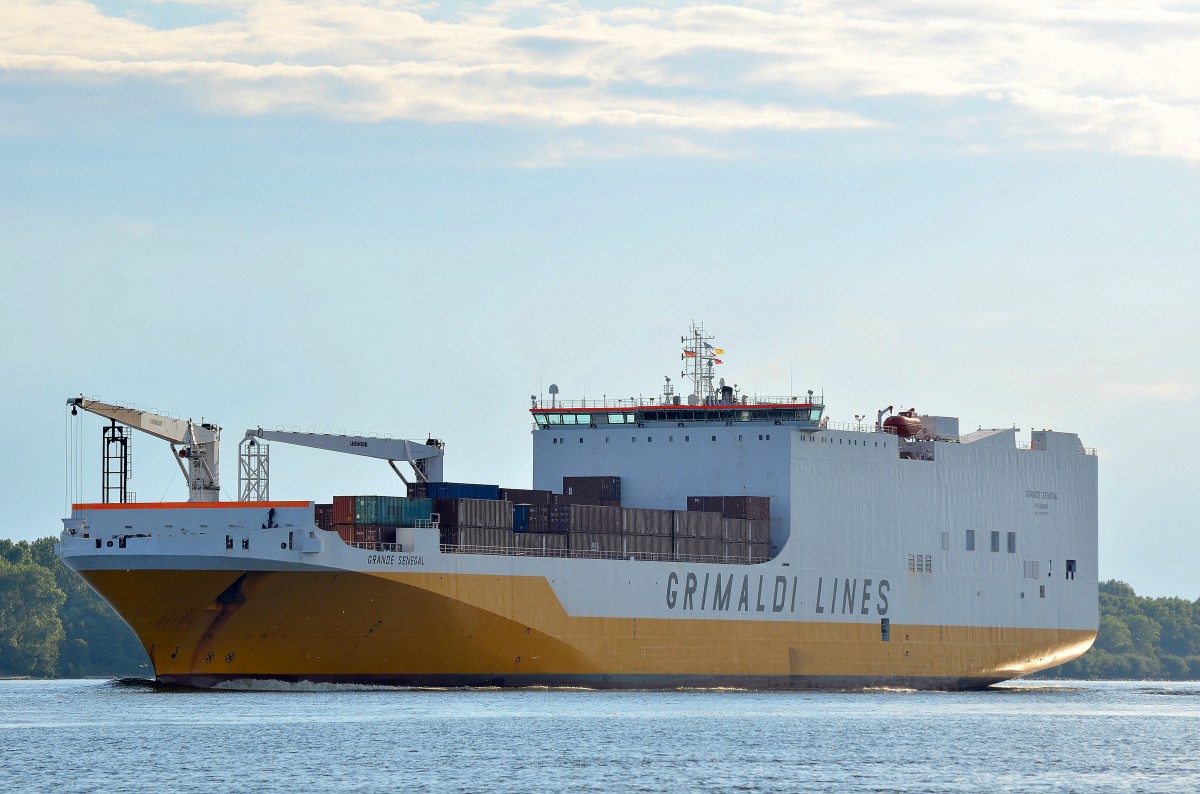 Der Autotransporter von Grimaldi Grande Senegal IMO-Nummer:9377470 Flagge:Italien Lnge:211.0m Breite:32.0m Baujahr:2010 Bauwerft:Uljanik Shipyard,Pula Kroatien nach Hamburg einlaufend bei Schulau Wedel am 11.08.13