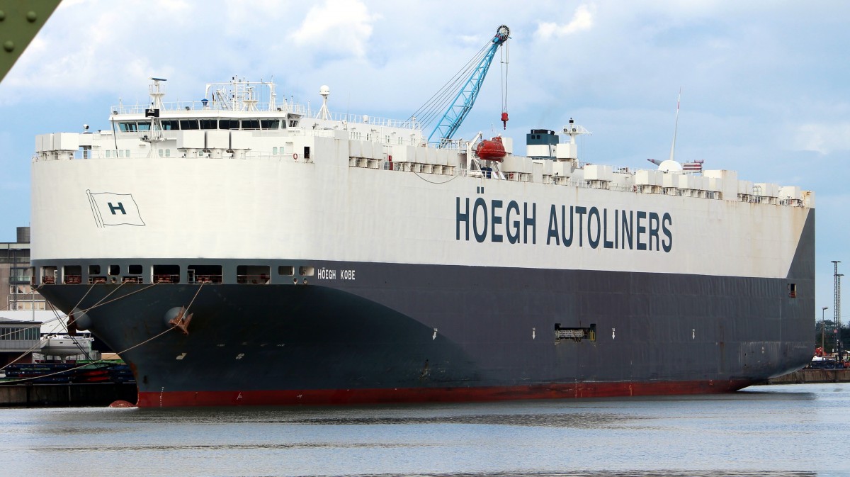 Der Autotransporter Hoegh Kobe am 27.09.2013 im Hafen von Bremerhaven.