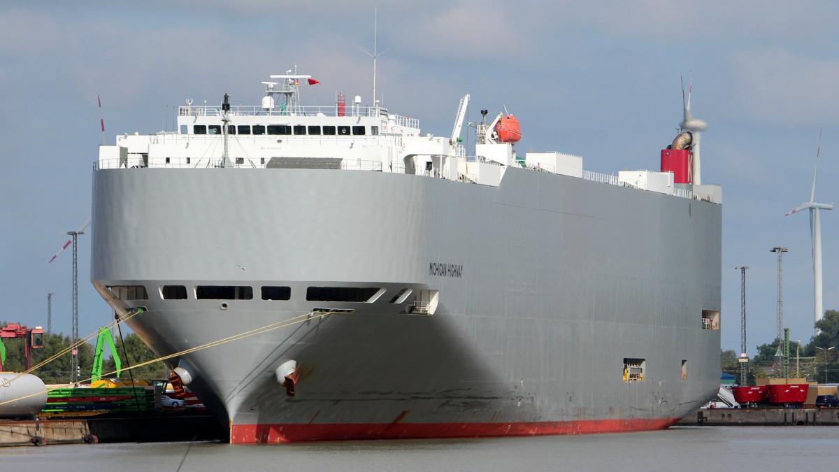 Der Autotransporter Michigan Highway am 18.09.2013 im Hafen von Bremerhaven.